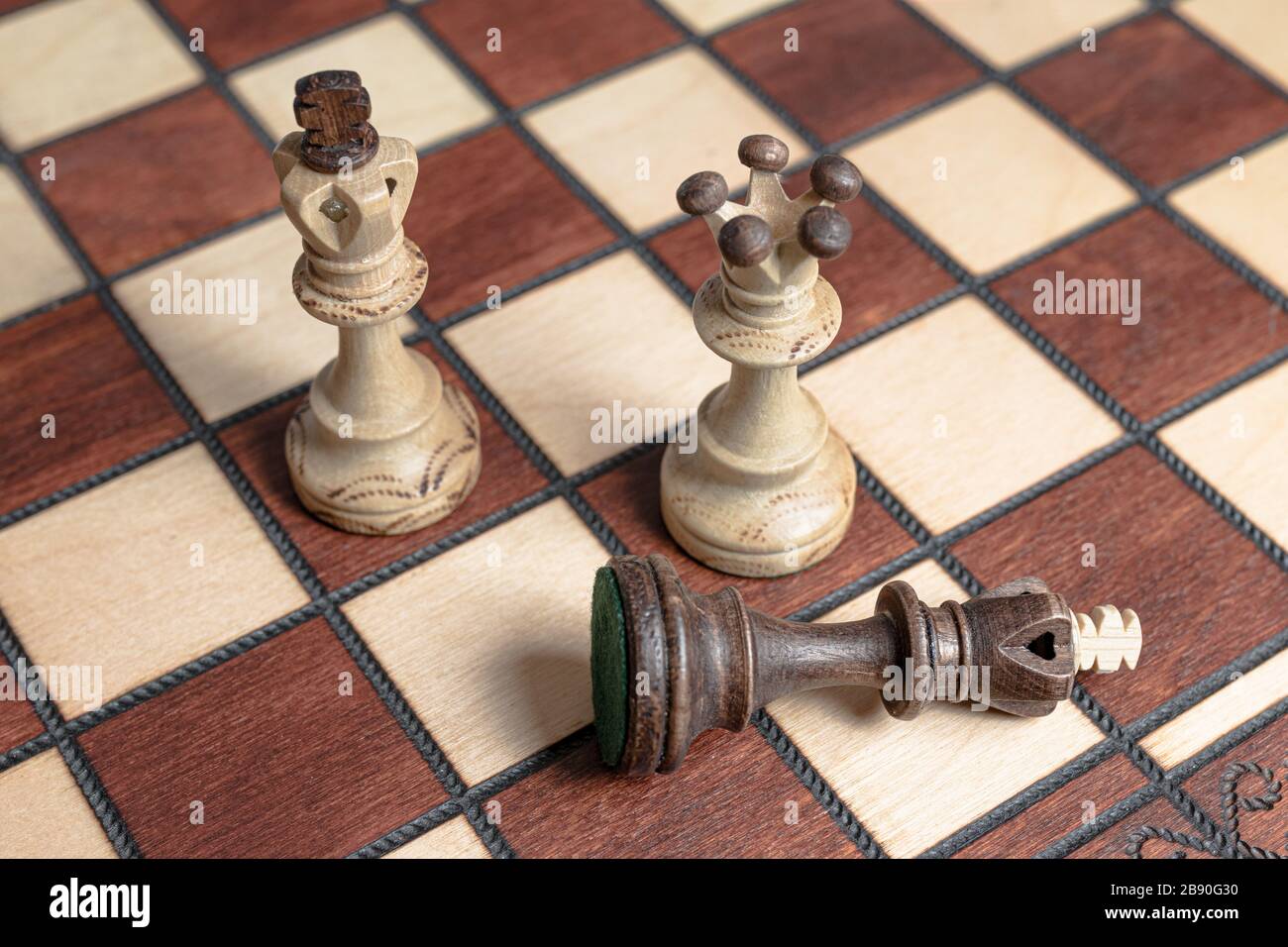 Schachsituation, in der der schwarze Spieler durch einen Checkmate besiegt wird. Lizenzfreies Foto. Stockfoto