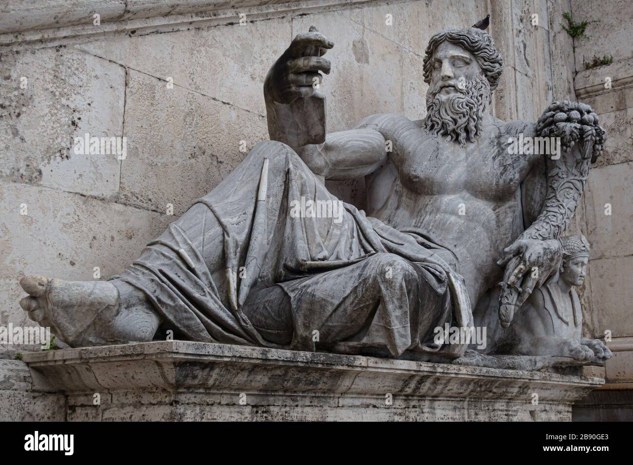 Antike römische Statue von Neptun, die scheinbar ein selfie nimmt. Lizenzfreies Foto. Stockfoto