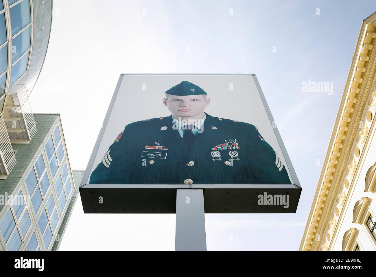 Porträt des amerikanischen Soldaten Jeff Harper am Checkpoint Charlie in Berlin, Deutschland Stockfoto