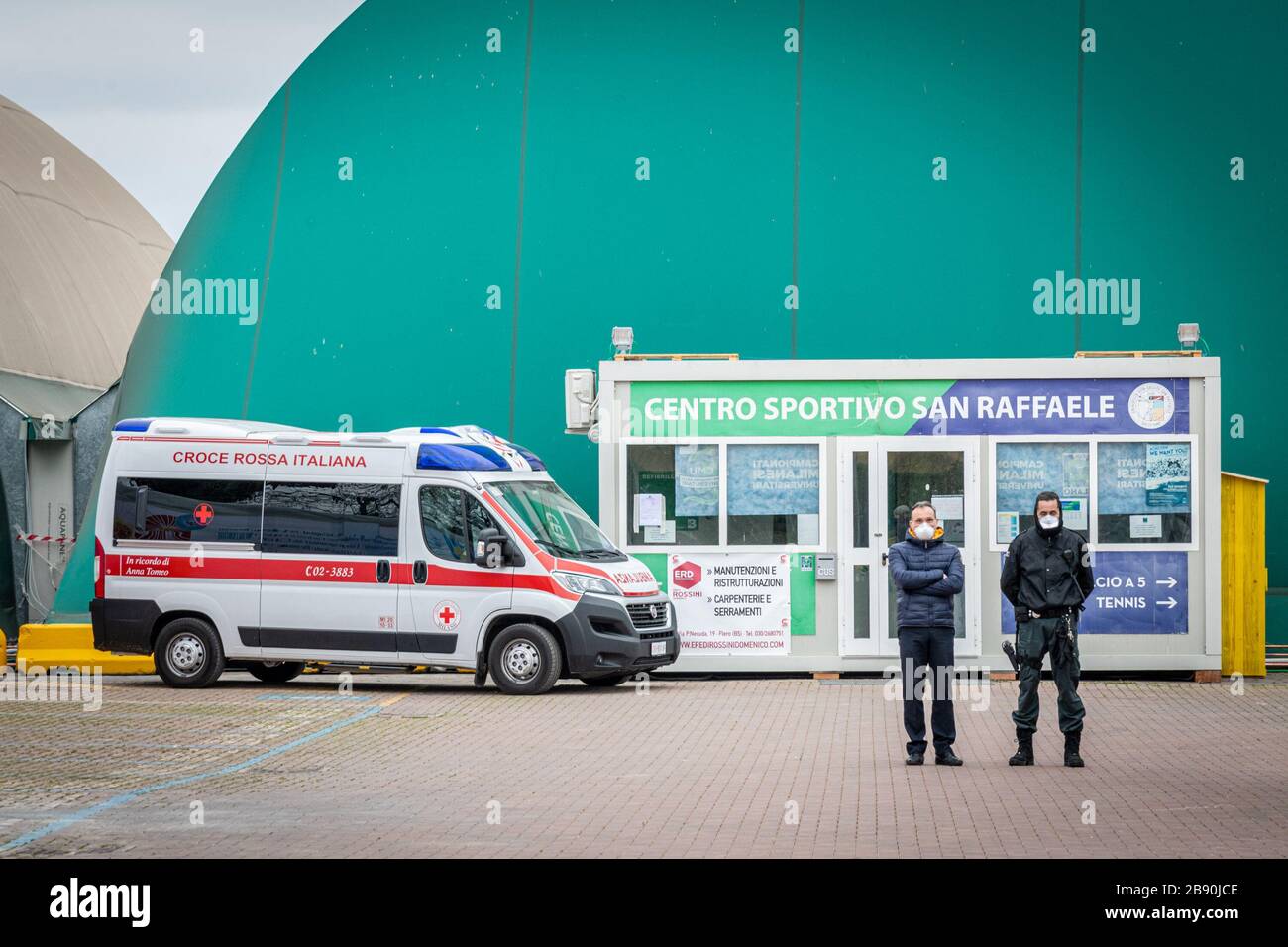 Mailand - Coronavirus - die neue Intensivstation von San Raffaele wird dank der von Chiara Ferragni und Fedez organisierten Spendenaktion eröffnet. Ankunft eines Patienten mit COVID-19 (Marco Passaro/Fotogramma, - 2020-03-23) p.s. la foto e' utilizzabile nel rispetto del contesto in cui e' stata scattata, e senza intento diffamatorio del decoro delle person rappresentate Stockfoto