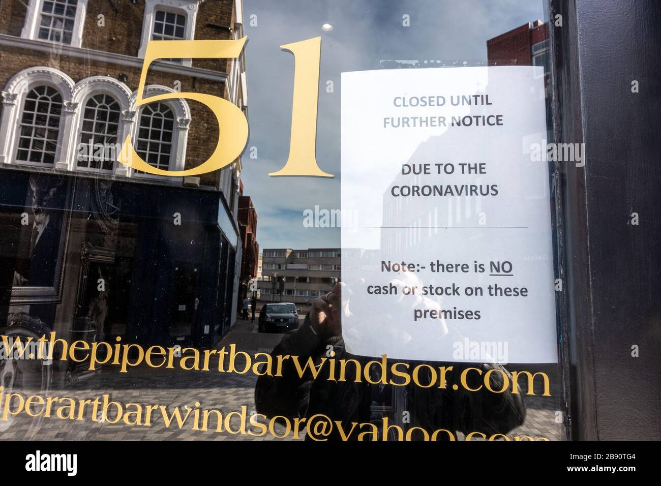 Ein Hinweis in einer Kneipe in Windsor UK sagt den Leuten, dass die Kneipe wegen der Coronavirus Pandemie bis auf weiteres geschlossen ist. Stockfoto
