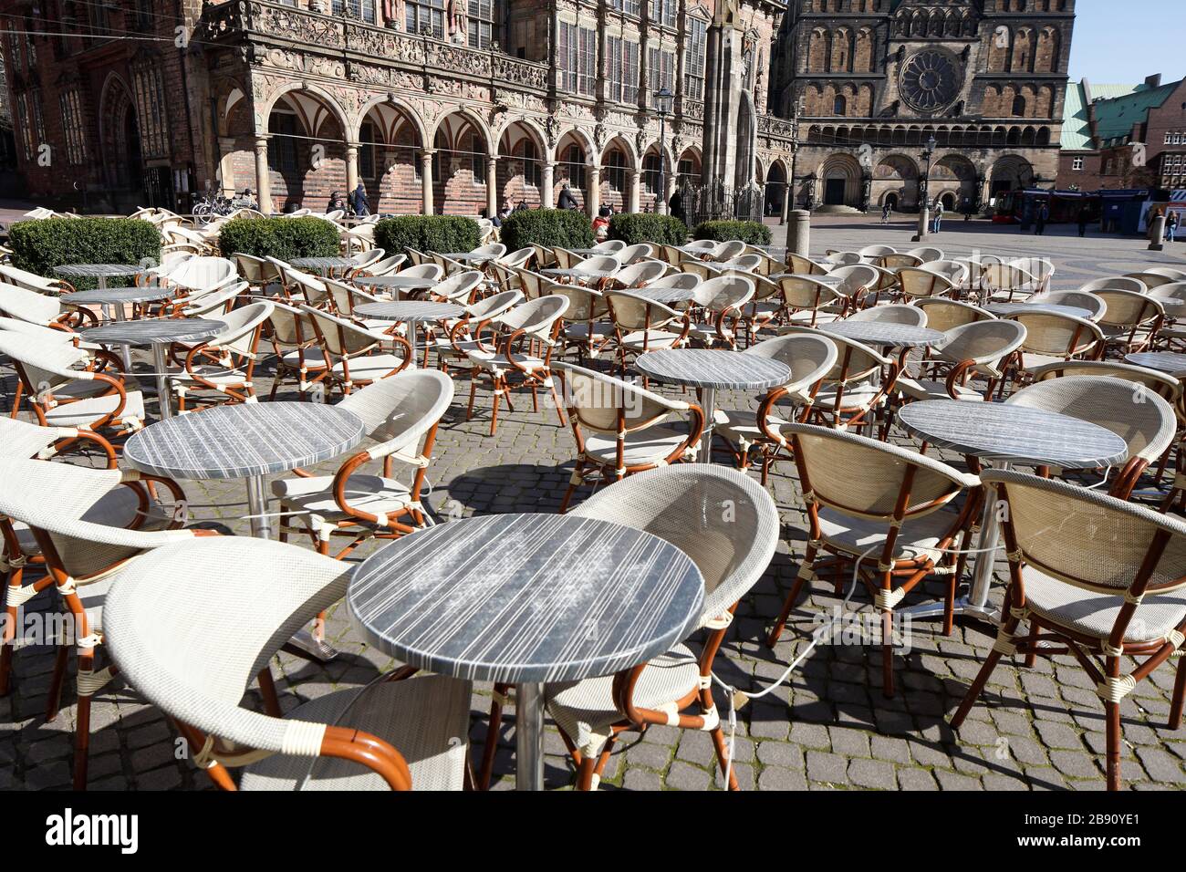 Leere Stühle und Tische eines Cafés auf dem Bremer Marktplatz, gesperrt wegen Corona-Virus, Bremen, Deutschland, Europa Stockfoto
