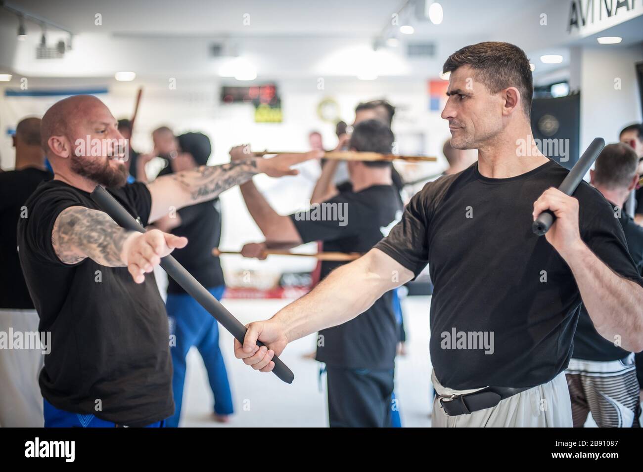 Eine große Gruppe von Studenten übt auf dem Kapap Martial-Arts-Seminar Techniken für den kampf mit dem philippinischen Escrima arnis Stick Stockfoto