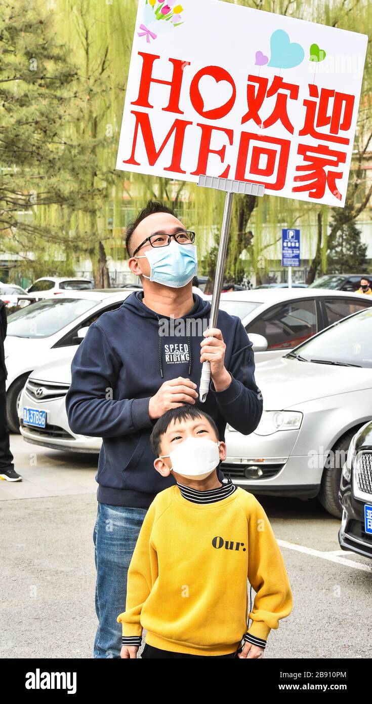Taiyuan, Chinas Provinz Shanxi. März 2020. Die medizinische Familie, die die von Viren heimgekommene Provinz Hubei unterstützt, begrüßt ihre Familienmitglieder, um am 23. März 2020 in Taiyuan, der nordchinesischen Provinz Shanxi, zurückzukehren. Insgesamt 432 Sanitäter, die beim Kampf gegen den COVID-19-Ausbruch in Qianjiang, Xiantao und Tianmen der zentralchinesischen Provinz Hubei helfen, kamen am Montag in Taiyuan an, als die Coronavirus-Epidemie in der schwer betroffenen Provinz unterbanden wurde. Credit: Chai Ting/Xinhua/Alamy Live News Stockfoto