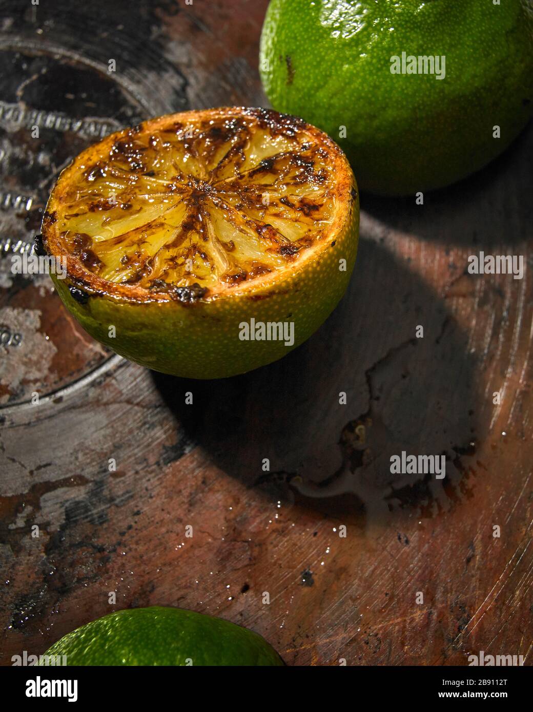 Karamellisierte Limes auf einer Kupferpfanne Stockfoto