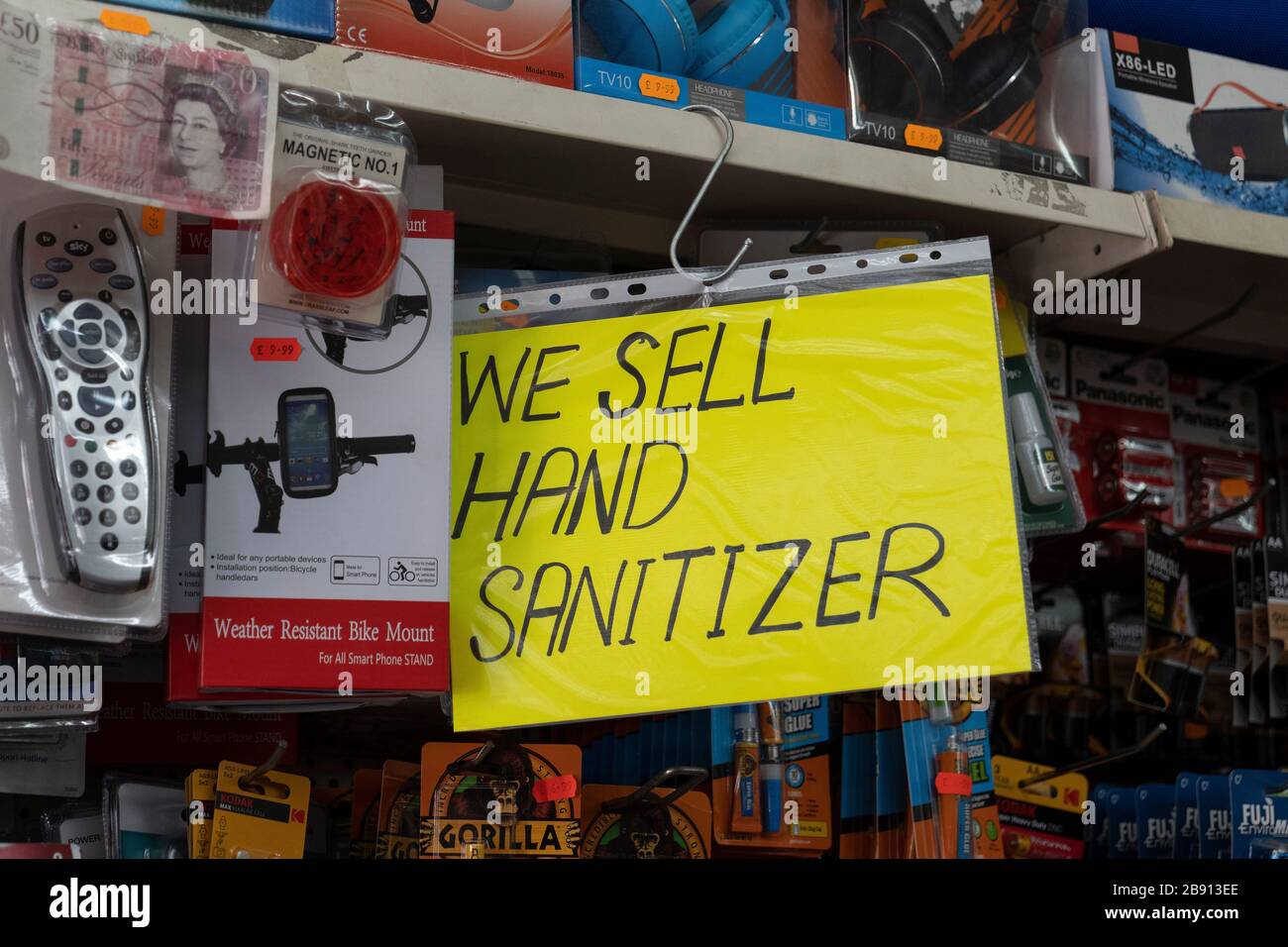 West Norwood, England, Großbritannien. März 2020. Ein Schild mit der Aufschrift "wir verkaufen Hand-Desinfektionsmittel" in einem South London Shop. London, England. Gutschrift: Sam Mellish / Alamy Live News Stockfoto