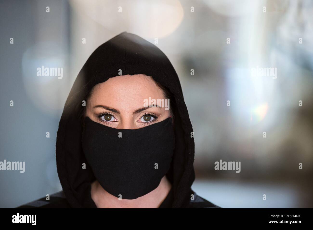 COVID-19-Pandemie. Handgefertigte Schutzmaske. Stockfoto
