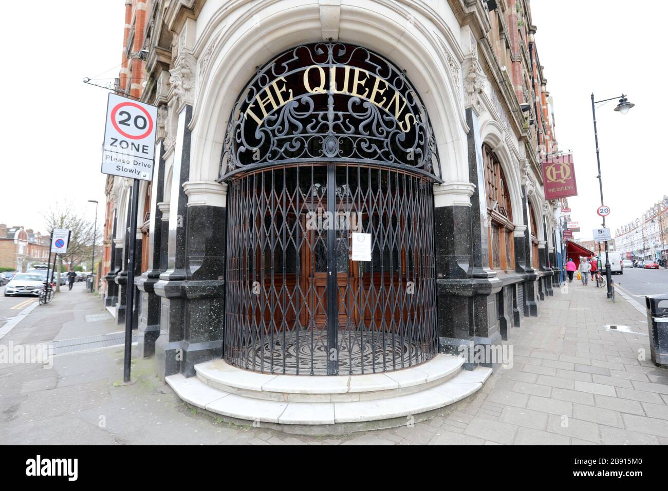 London/Großbritannien - 20. März 2020: Das Queens Pub in Crouch End, North London, wurde aufgrund der Coronavirus-Pandemie geschlossen, gemäß Regierungsanweisungen. Stockfoto