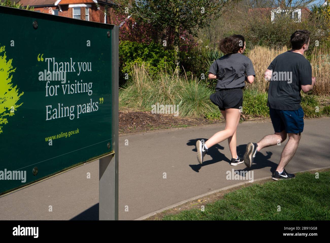 London, Großbritannien. Montag, 23. März 2020. Menschen, die in einem Ealing-Park trainieren, da die Regierung mögliche Maßnahmen sieht, um Menschen beim Aussteigen zu stoppen. Foto: Roger Garfield/Alamy Live News Stockfoto