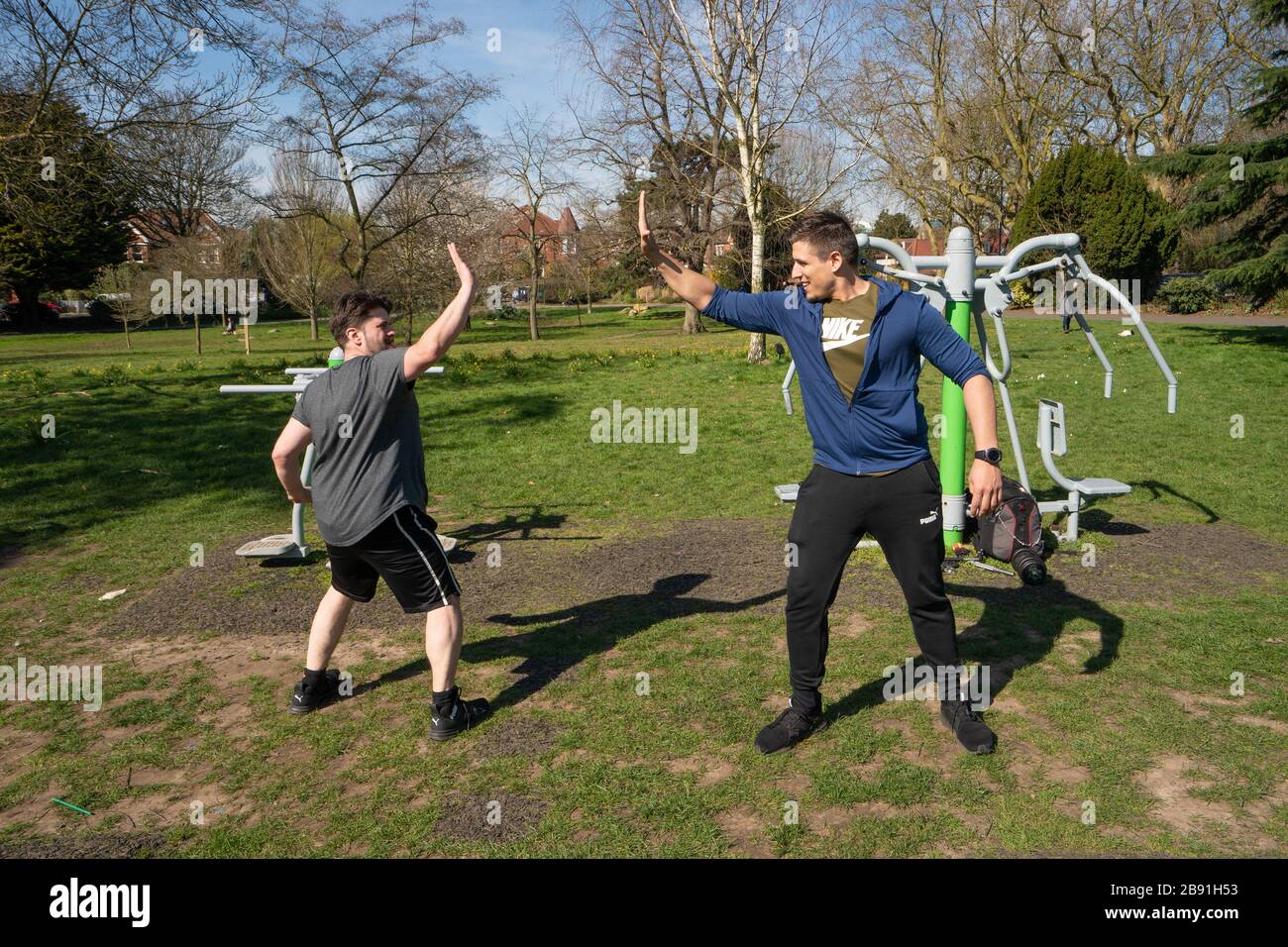 London, Großbritannien. Montag, 23. März 2020. Menschen, die in einem Ealing-Park trainieren, da die Regierung mögliche Maßnahmen sieht, um Menschen beim Aussteigen zu stoppen. Foto: Roger Garfield/Alamy Live News Stockfoto