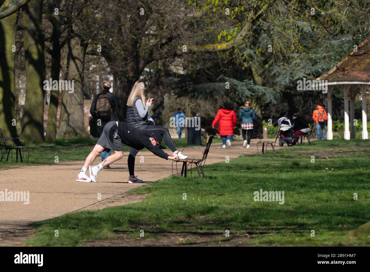 London, Großbritannien. Montag, 23. März 2020. Menschen, die in einem Ealing-Park trainieren, da die Regierung mögliche Maßnahmen sieht, um Menschen beim Aussteigen zu stoppen. Foto: Roger Garfield/Alamy Live News Stockfoto