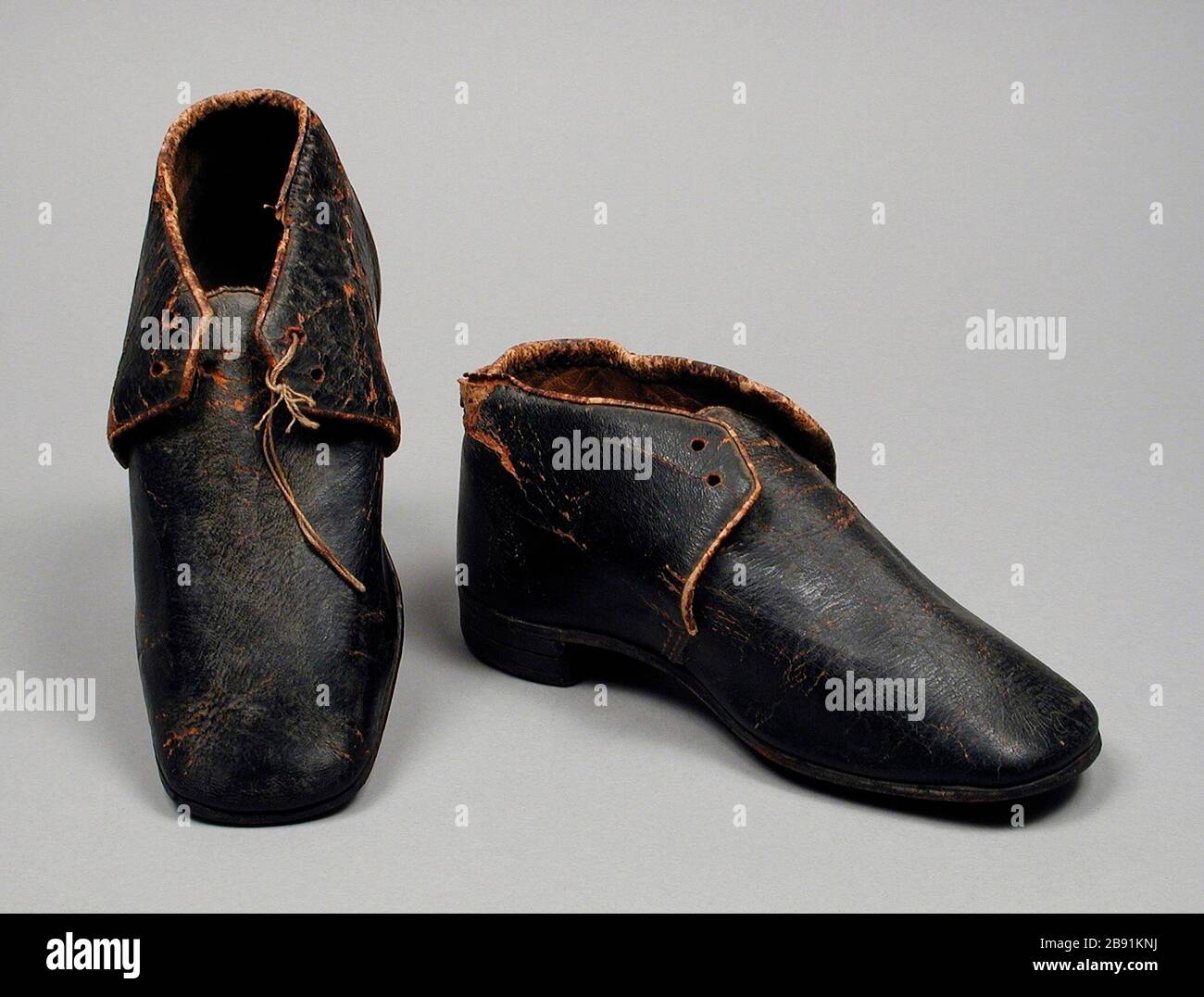 Paar Boy's knöchelhohe Schuhe; Englisch: United States, um 1860 Kostüme,  Zubehör Leder, Baumwolle Länge: 6 7/8 in. (17.46 cm) jedes; Größe: 9 Frau  Alice F. Schott Vermächtnis (M. 67.8. 181a-b) Kostüm und
