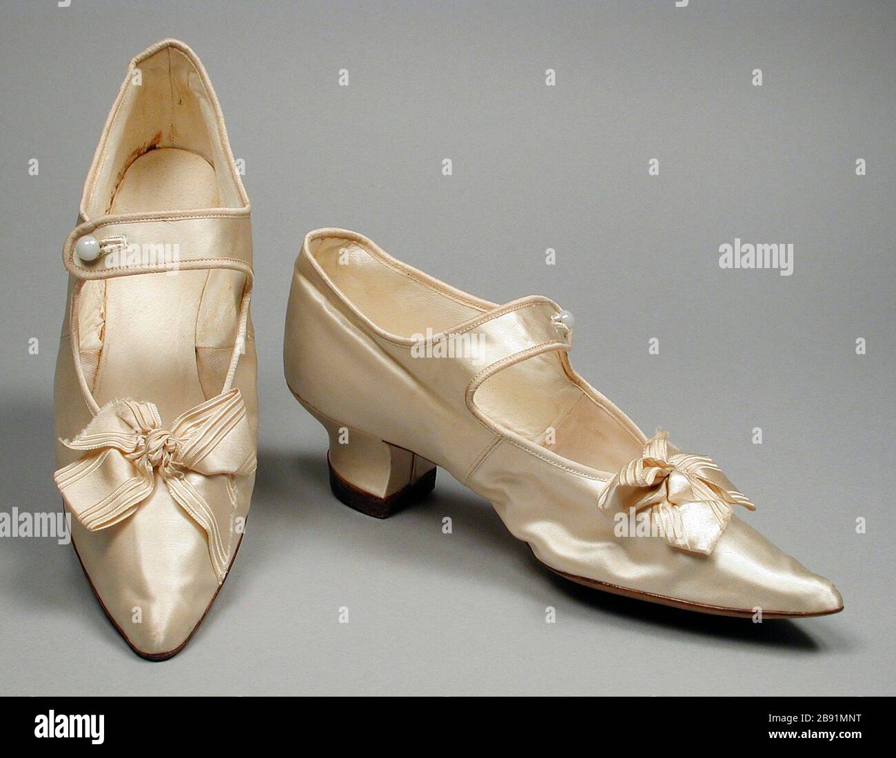 Paar Woman's Bar Schuhe; Englisch: United States, circa 1890 Kostüme,  Zubehör Seide Satin, komfortable Leder 10 x 2 3/4 x 4 1/2 in. (25,4 x 6,98  x 11,43 cm) jedes Geschenk von