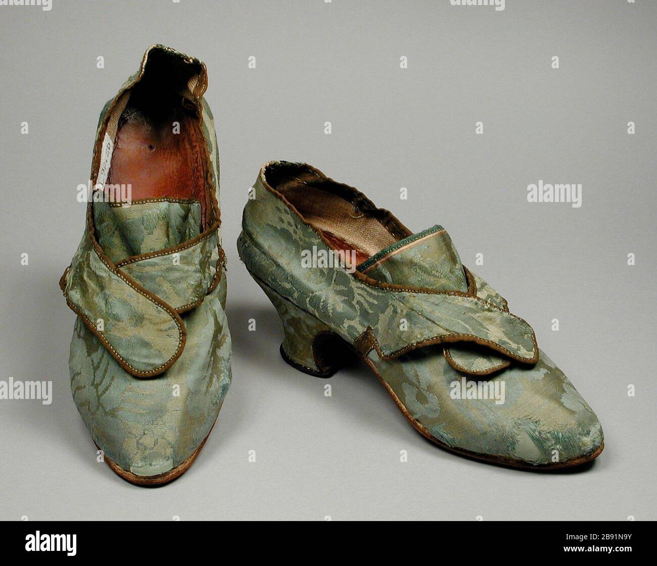 Paar Schuhe der Frau; Englisch: Wahrscheinlich England, 1750 - 1760 Kostüme  und Accessoires aus Seide und Damast leder Kostüm Rat Fonds (M. 80.70.  2a-b) Kostüm und Textilien; zwischen 1750 und 1760 Datum