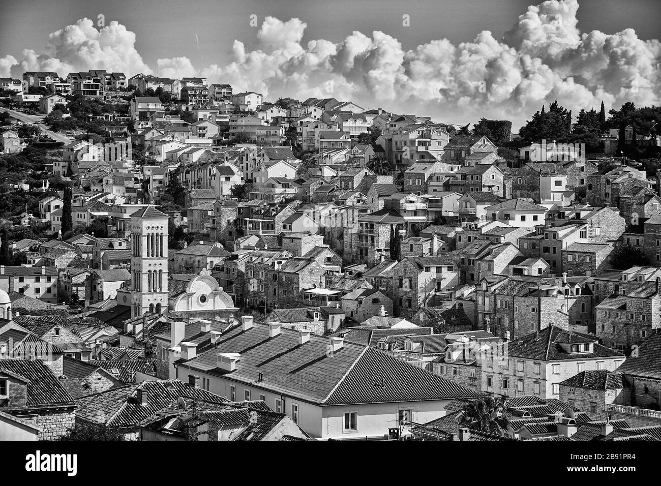 Hvar, Kroatien ist eine Inselstadt auf der Insel Hvar. In dieser Hafenansicht der Stadt dominieren die Lehmziegeldächer die Szene. Stockfoto