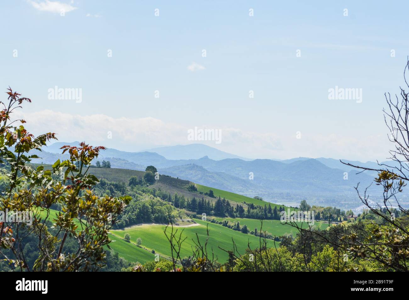 Die Hügel um Bologna sind vom Hügel Monte della Guardia aus zu sehen Stockfoto