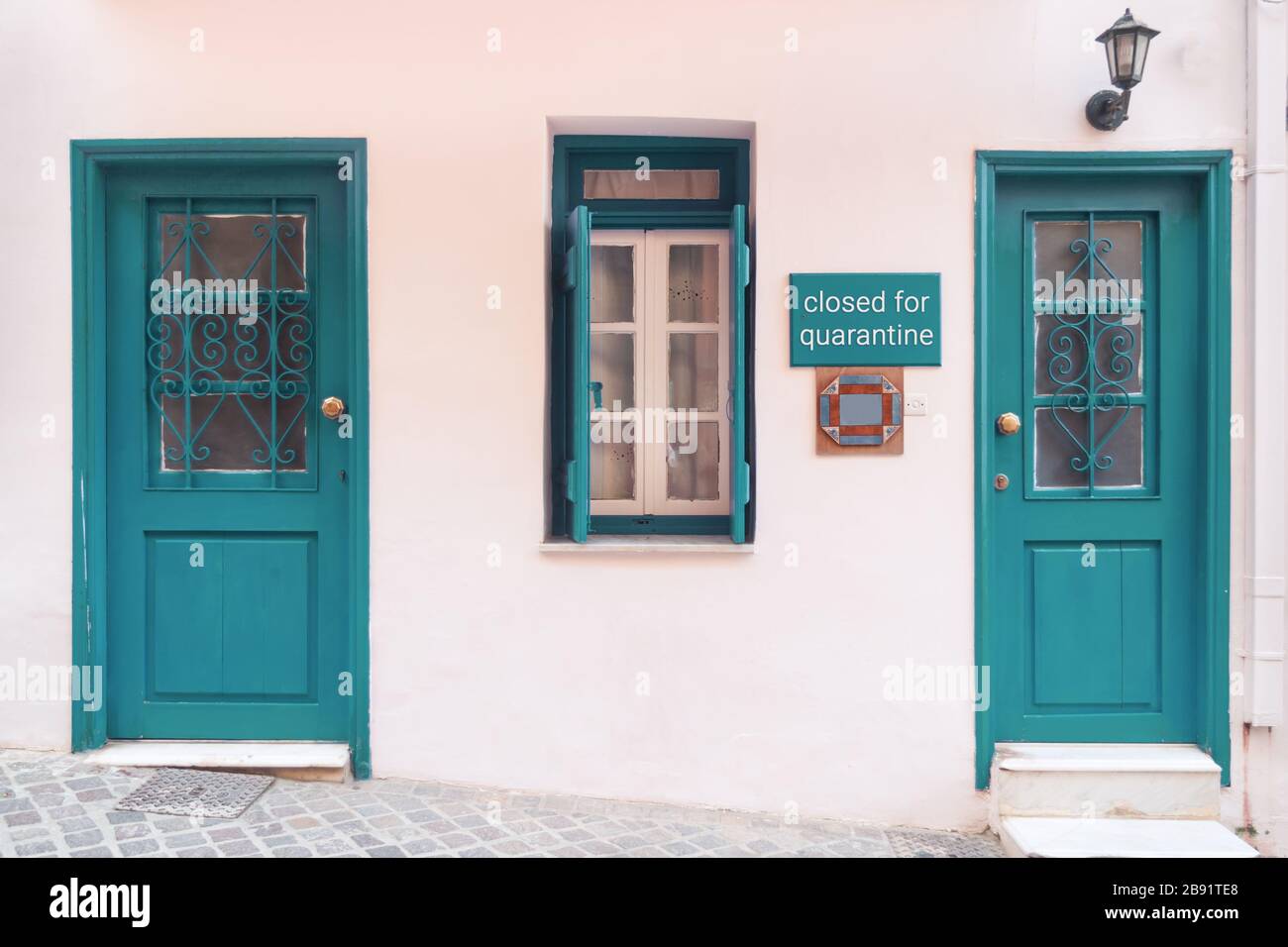 Geschlossene Türen eines kleinen Ladens in Europa wegen Coronavirus-Quarantäne Stockfoto