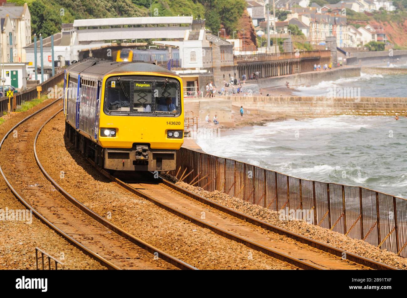 Erster lokaler Zug der Great Western Class 143, der an der Dawlish Sea Wall vorbeiführt Stockfoto