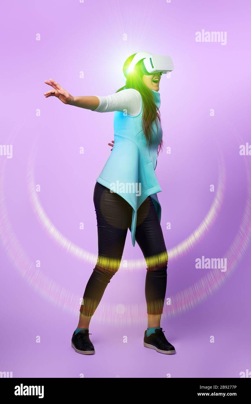 Frau mit Virtual reality Headset. Konzept der virtuellen Realität, Spiele, Unterhaltung und Kommunikation. Bild in der modernen Neon farbe Gamma. Stockfoto