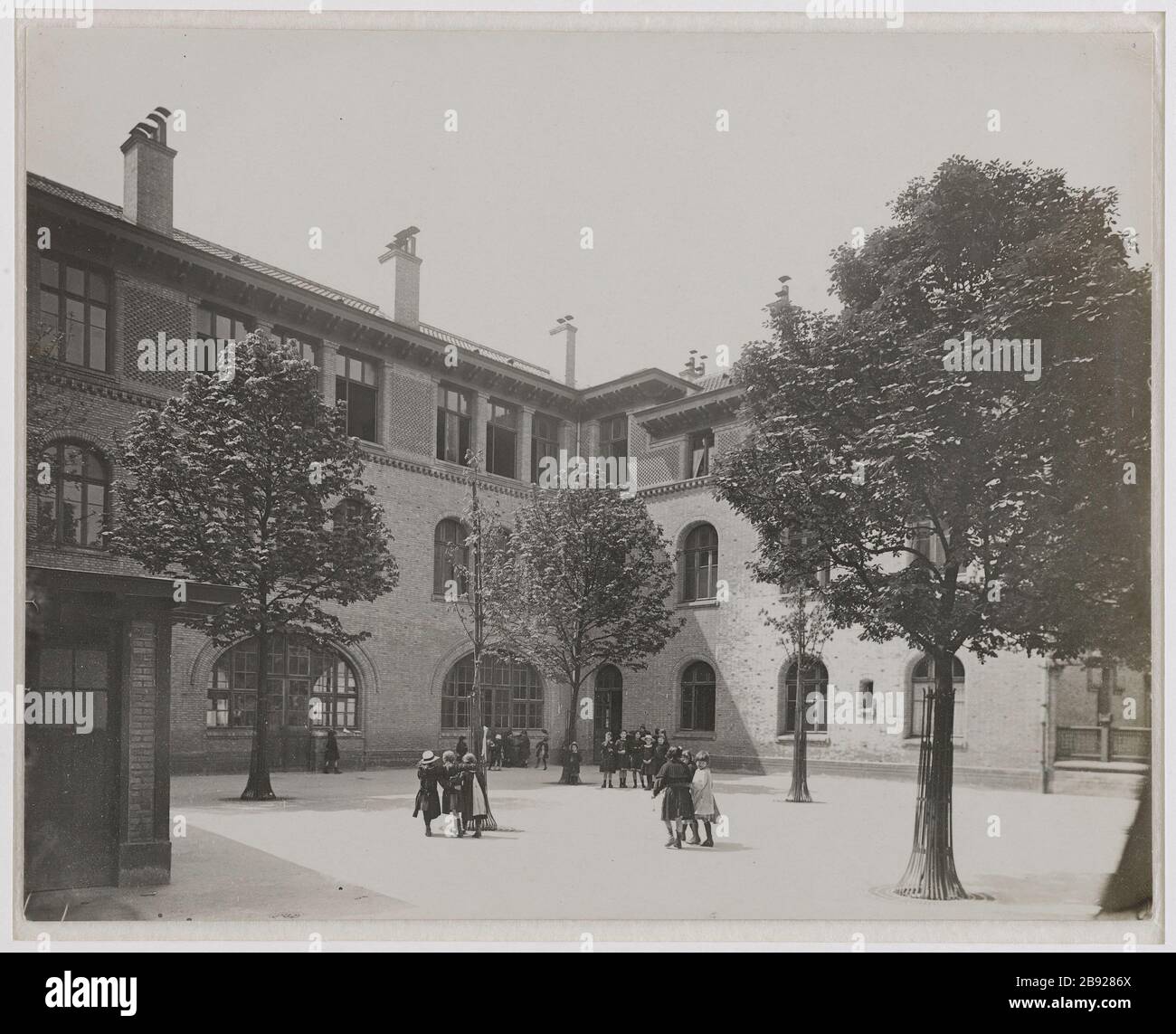 21 Pontoise Straße Innere des Gerichts der 5. 7-5-17 Schule. Rue de Pontoise 21, Grundschule (Standort des Bernardine College), Hof, 5. Bezirk, Paris. 21 rue de Pontoise, école primaire (emplacement du collège des Bernardins), cour intérieure. Paris (Vème arr.). Gélatino-bromure d'argent sur Papier, 1917. Paris, musée Carnavalet. Stockfoto