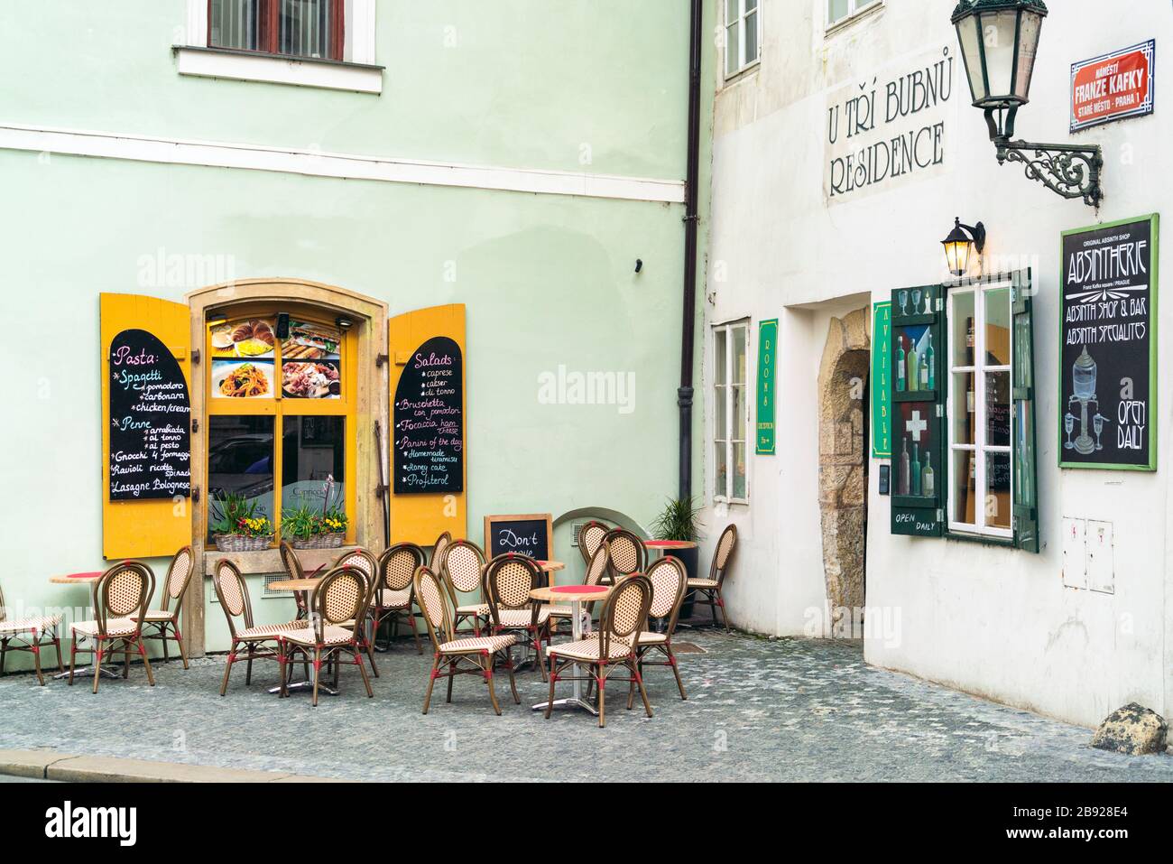 Rustikales Café in der Altstadt von Prag im Frühjahr mit bemalten Wänden Stockfoto