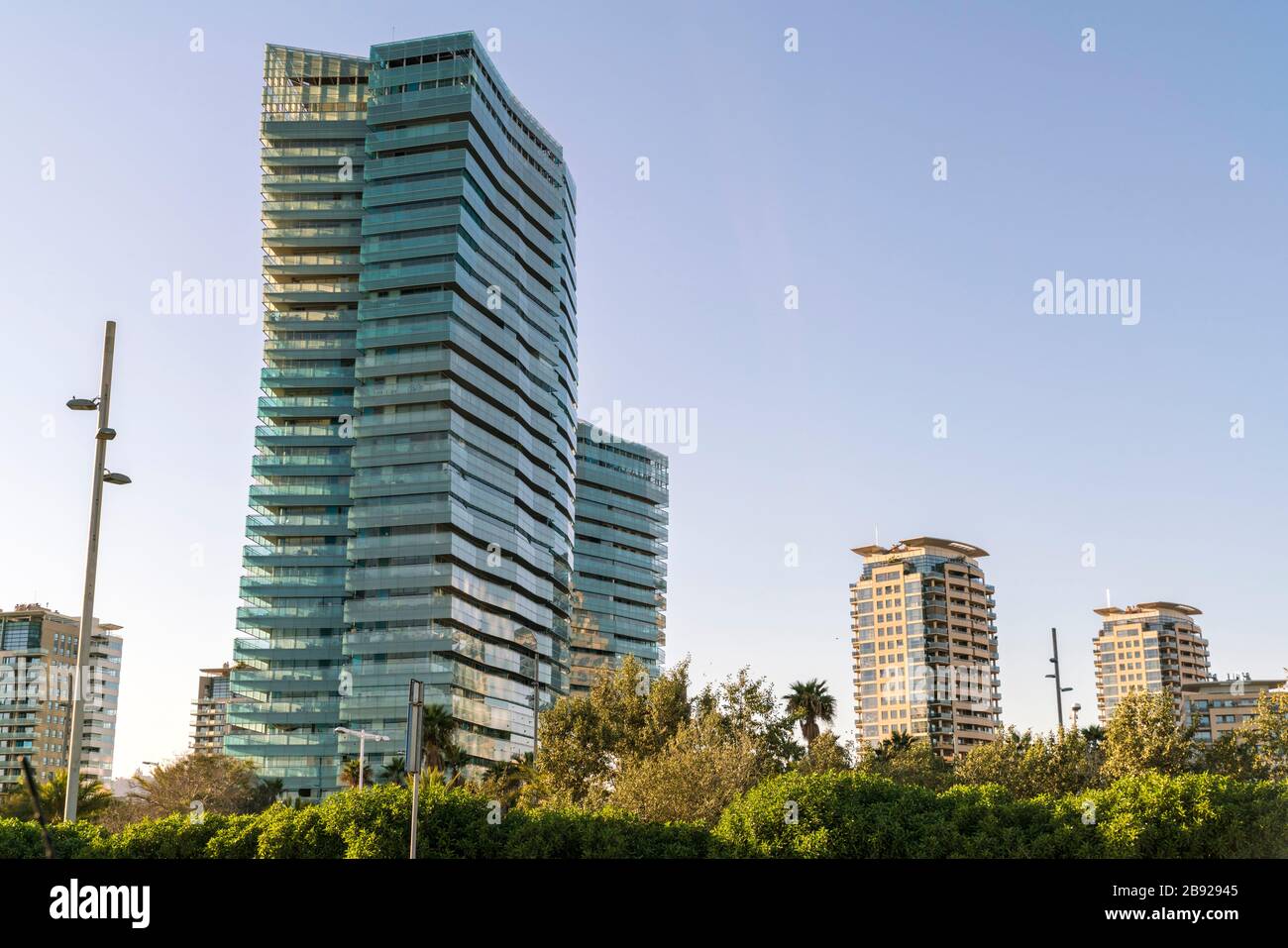 Diagonal Mar und die Poblenou Maritime Front in Barcelona bei Sonnenuntergang Stockfoto