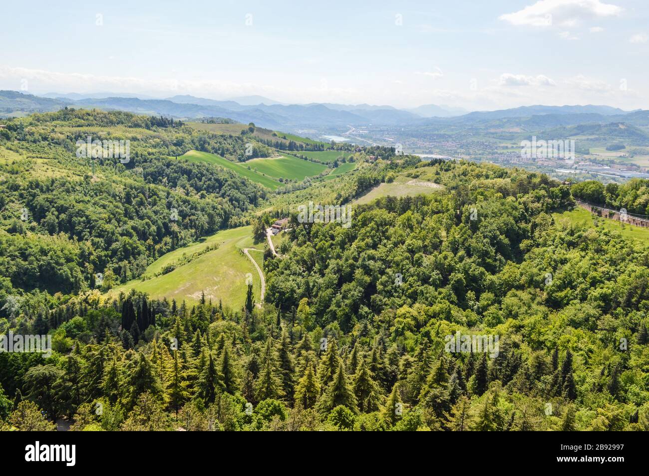 Die Hügel um Bologna sind vom Hügel Monte della Guardia aus zu sehen Stockfoto