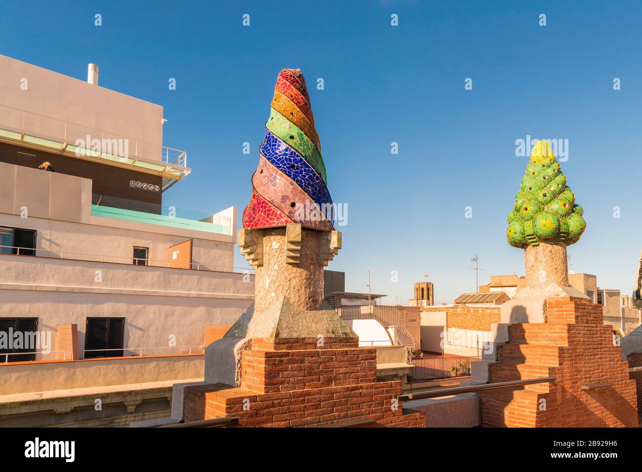 Das Dach des Guell Palastes wurde von Antonio Gaudy in Barcelona entworfen Stockfoto