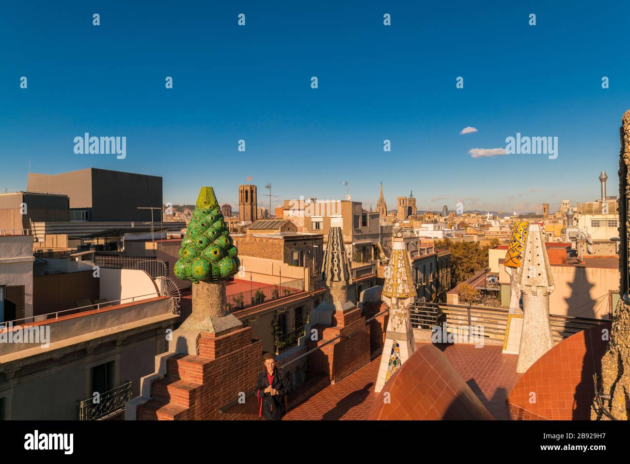 Dach des Guell Palace von Antonio Gaudy mit Skyline von Barcelona Stockfoto