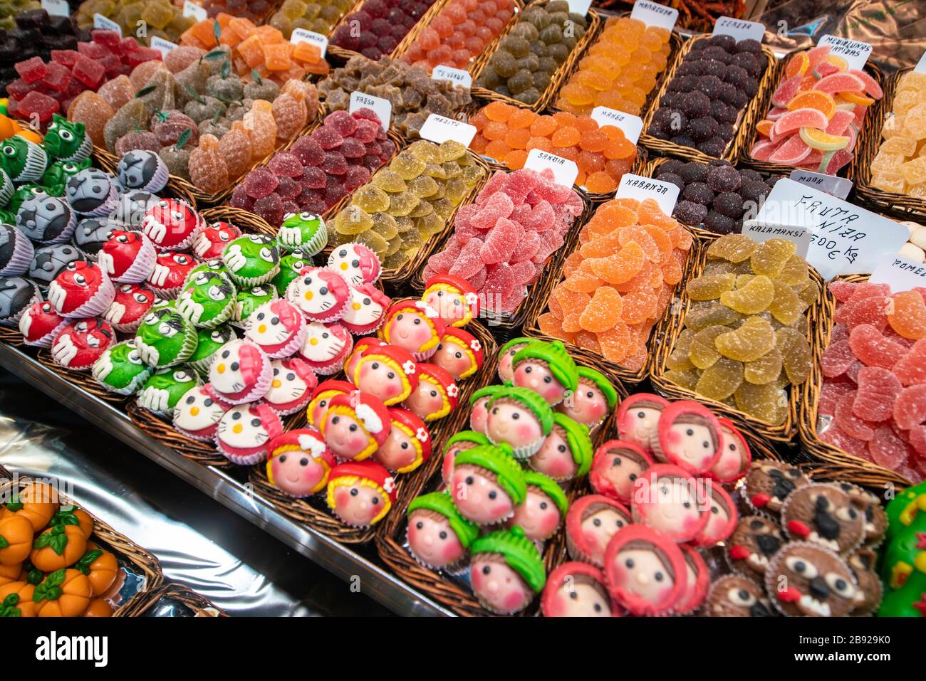 Getrocknete Früchte und Süßigkeiten auf dem Boqueria Markt Stockfoto