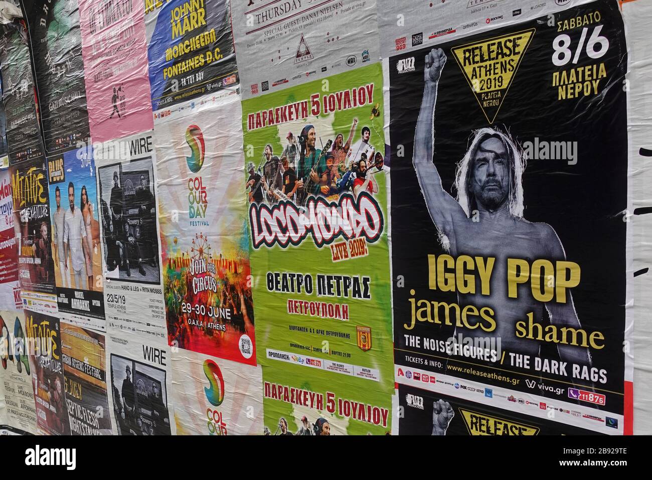 Athen, Griechenland - 20. Mai 2019: Konzertposter für Rockmusik für Live-Auftritte von Iggy Pop Locomondo und Wire plastert an der Stadtmauer. Stockfoto