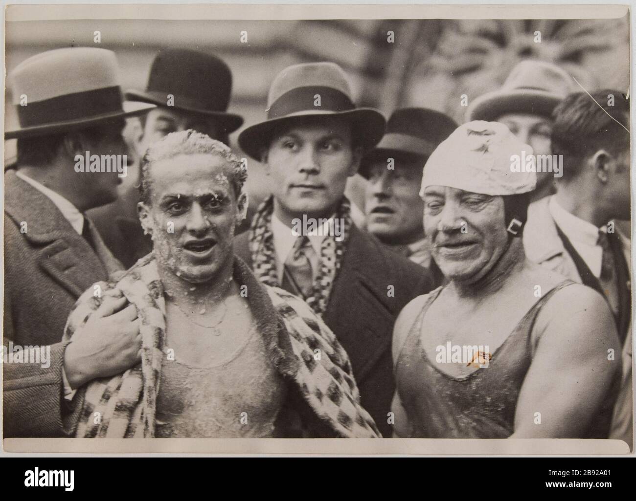 Paris 25 Dezember 1930 Weihnachtscup / italienischer Schwimmer Gembi Sieger Crossing / seine fotografiert nach seiner Ankunft in Gesellschaft / Herr Nikodem Ungarn im Alter von 66 Jahren, Veteran des Rennens. Der italienische Schwimmer Gembi, der über die seine fuhr, fotografierte nach seiner Ankunft in der Gesellschaft von Herrn Nikodem Ungarn im Alter von 66 Jahren, Veteran des Rennens, Paris. Coupe de Noël. "Le nageur italien Gembi vainqueur de la traversée de la seine photographié après son arrivée en compagnie de Mr Nikodem Hongroie âgé de 66 ans, vétéran de la course, Paris". Photographie de Georges Devred pour l'agence ROL. 25 déce Stockfoto