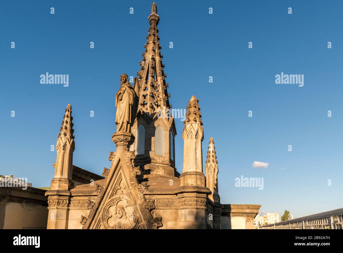 Poblenou Friedhof mit Engelsstatuen in Barcelona Stockfoto