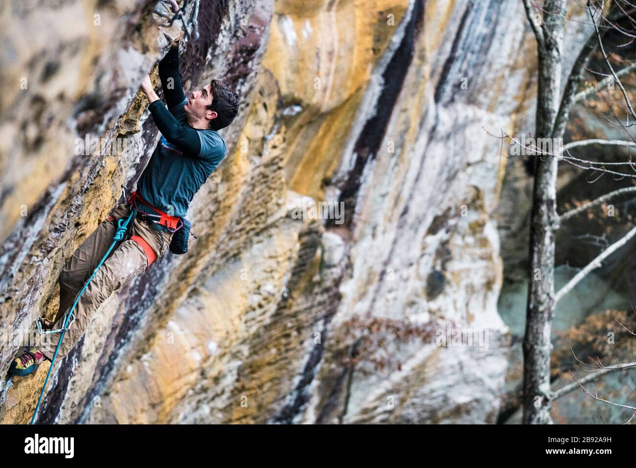 Junger Mann führt in der Red River Gorge, KY. Stockfoto