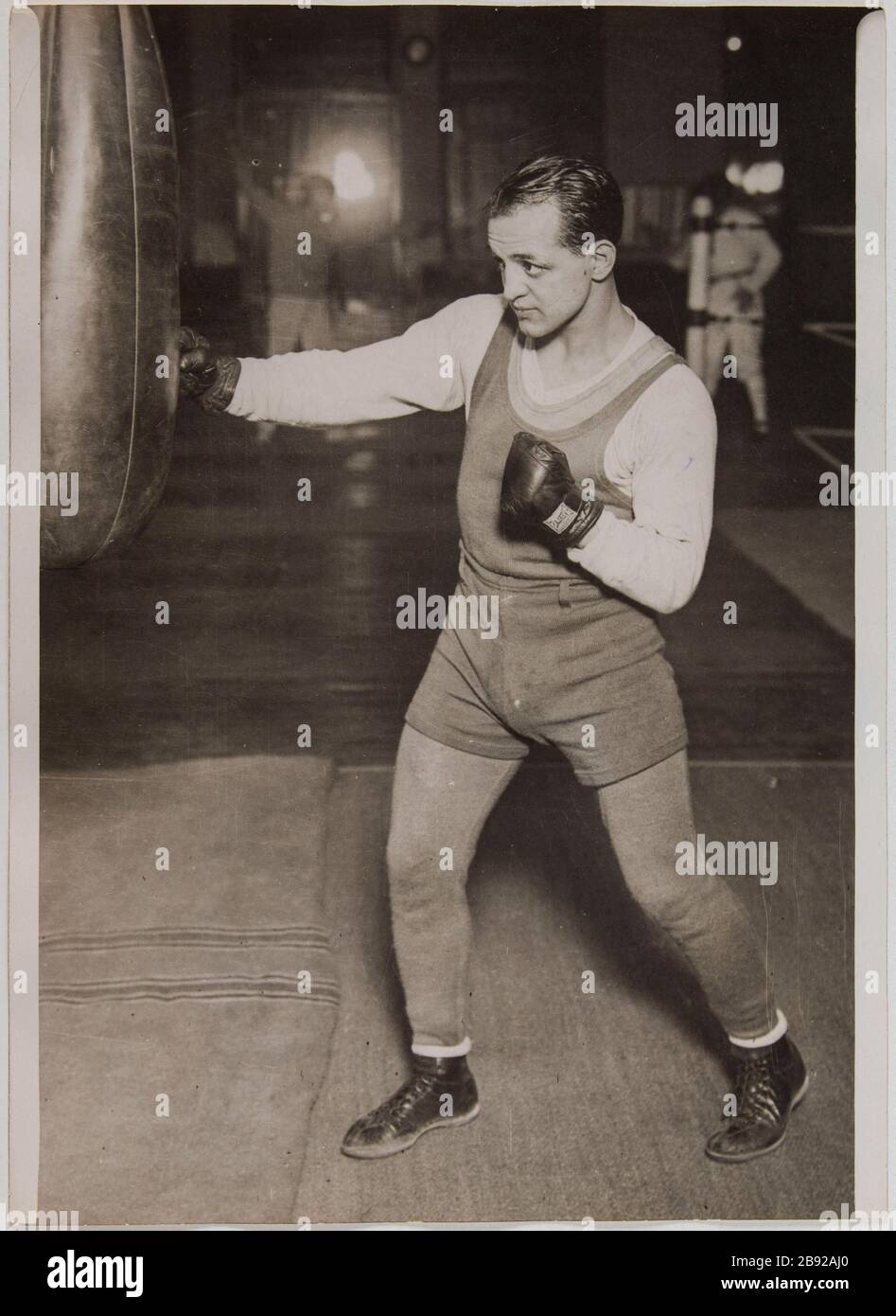 Frankie Genaro (Frank DiGennaro) Boxweltmeister vor seinem Kampf gegen den französischen Meister Victor Perez (Victor Younki), Paris, 24. Oktober 1931. Frankie Genaro (Frank DiGennaro) Champion du monde de boxe avant son combat contre le Champion de France Young Perez (Victor Younki), Paris, 24 octobre 1931. Photographie de Georges Devred pour l'agence ROL, 24 Oktobre 1931. Paris, musée Carnavalet. Stockfoto