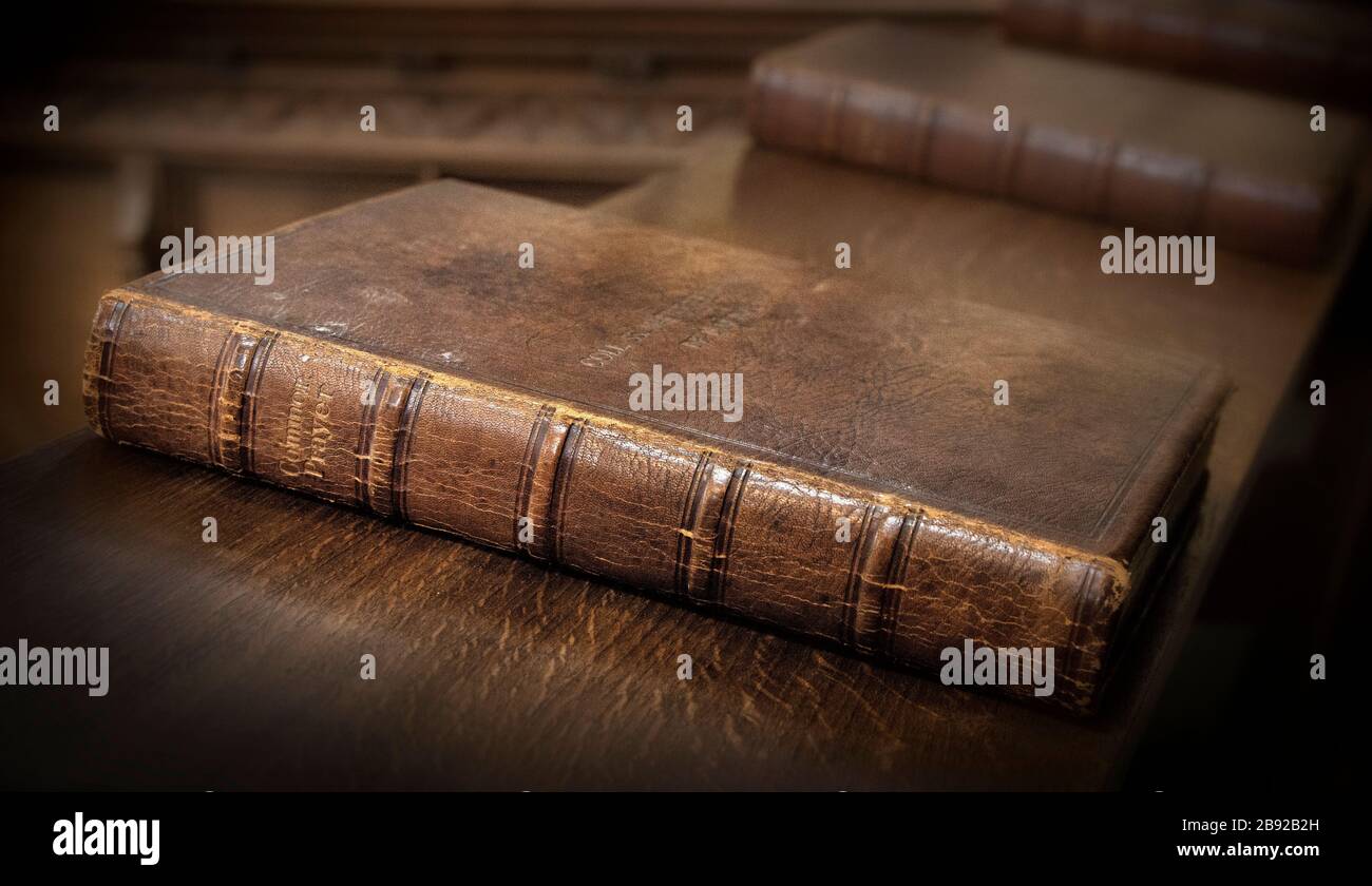 Gebetbuch, das auf einer Bank in einer Kirche oder Kathedrale steht Stockfoto