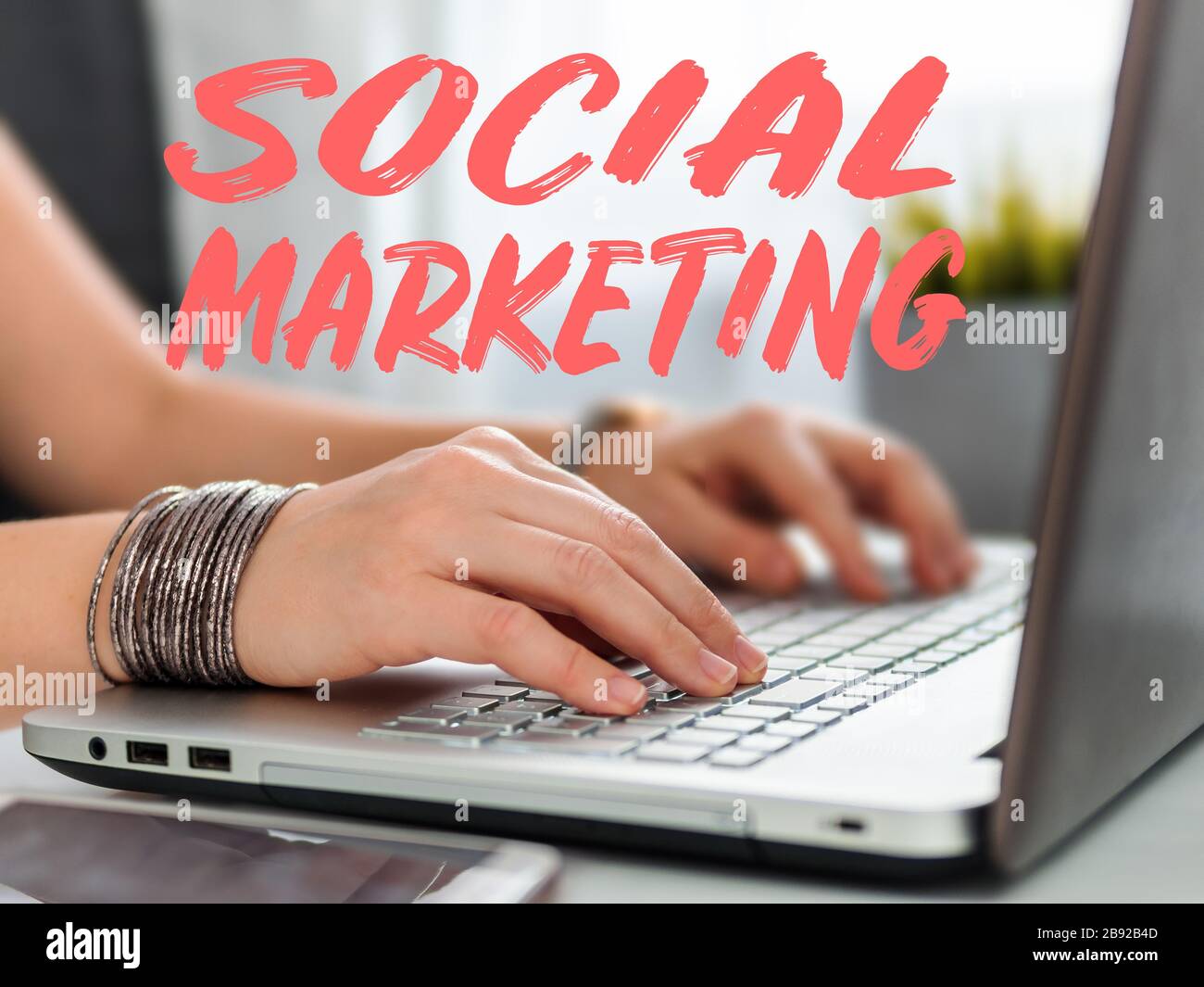 Social Marketing Konzept. Nahaufnahme der Hände von Frauen über die Laptop-Tastatur für soziale Medien Stockfoto