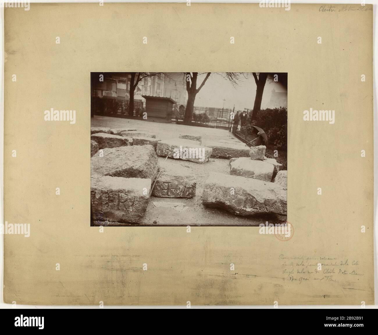 Steine aufgeführt gallorömisch / Grabung des östlichen Randes der Stadt / Winkel des Klosters Notre Dame / und des Quai aux Fleurs. Gallorömische Steine aus Ausgrabungen auf der Insel der Stadt, 4. Bezirk, Paris Anonyme. Pierres inscrites gallo-romaines / fouilles de la pointe orientale de la Cité / Angle de la rue du Cloître Notre-Dame / et du quai aux Fleurs. "Pierres gravées gallo-romaines provenant des fouilles de l'île de la Cité, 4ème arrondissement, Paris". Paris, musée Carnavalet. Stockfoto