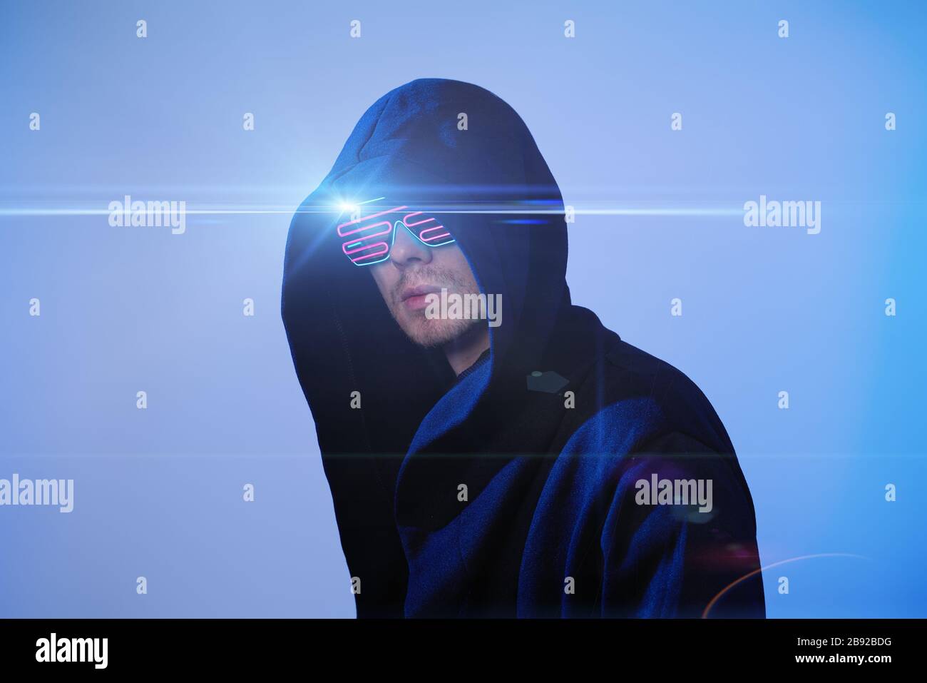 Mann in der Haube und Cyber-Brille. Spielfigur. Konzept der virtuellen Realität, Cyber-Spiele und Science Fiction. Stockfoto