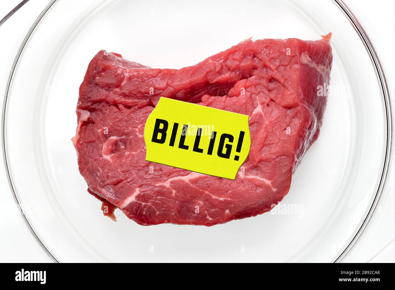 FOTOMONTAGE, Fleisch mit Preisschild und dem Label billiges, symbolisches Foto für billiges Fleisch, FOTOMONTAGE, Fleisch mit Preisetikett und der Auftrag billi Stockfoto