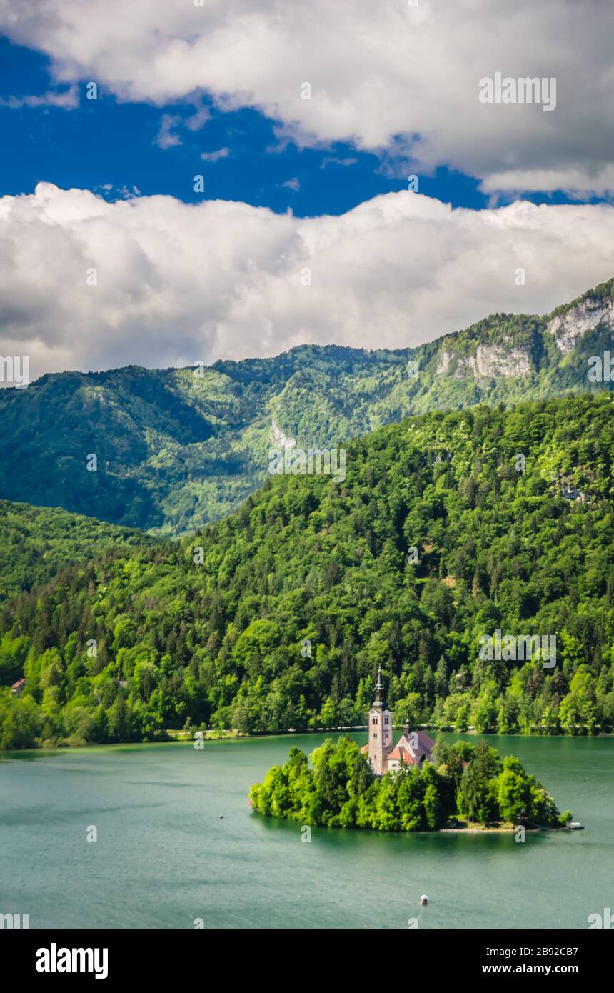 Die Mariä-Himmelfahrt-Kirche inmitten des Bleder Sees in Slowenien am Voralpenrand der Juischen Alpen. Stockfoto