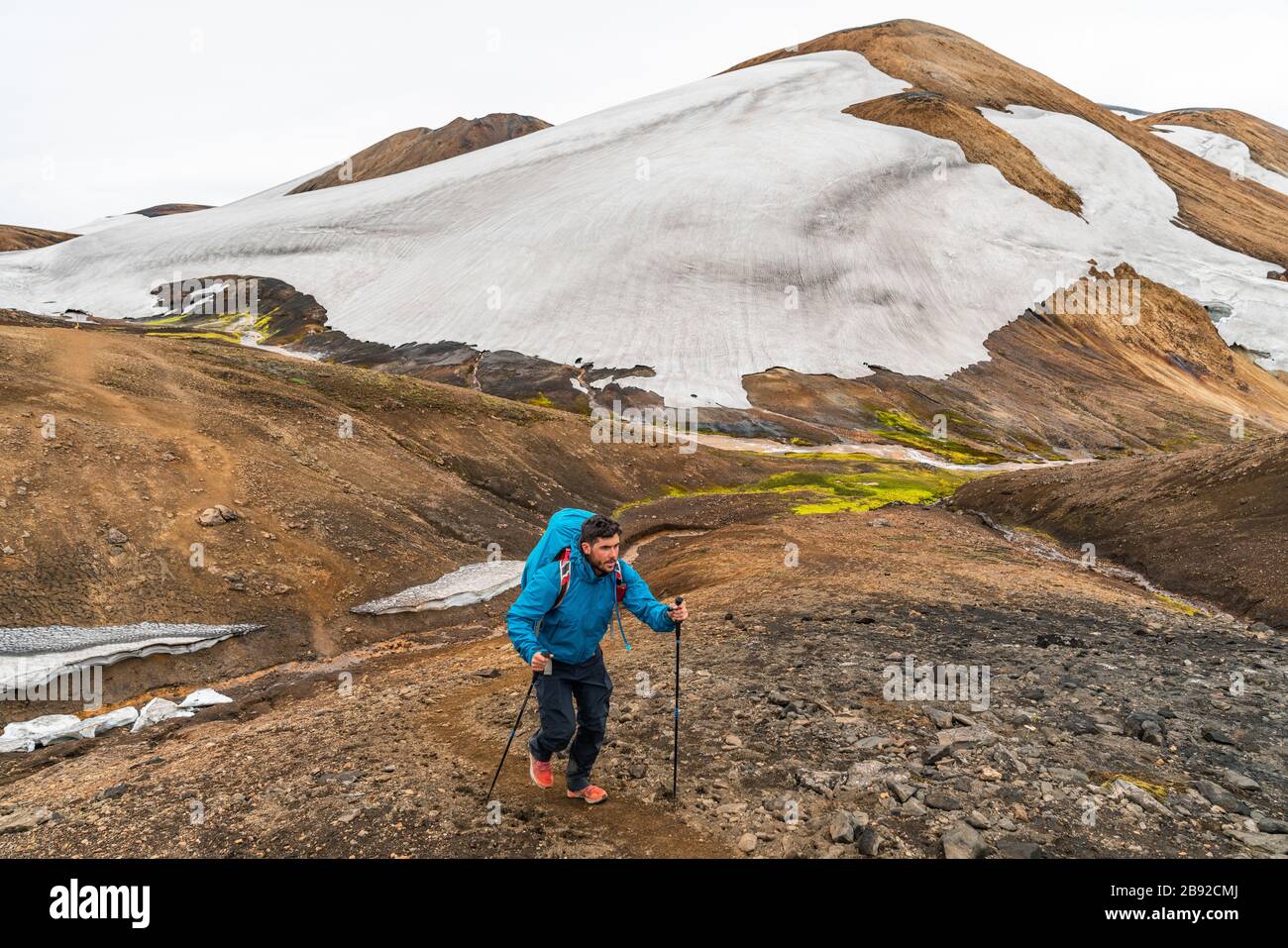 Männliche Backpacker Wanderung Laugavegur Trail Bei Landmannalaugar Stockfoto
