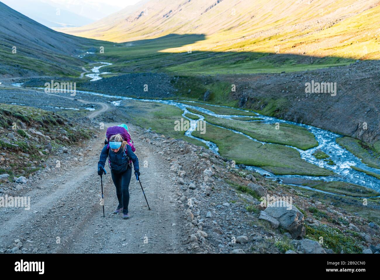 Frauen Backpacking Durch Island Highlands Auf Northeastern Road Stockfoto