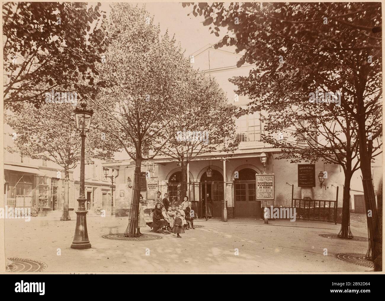 Theater Montmartre (Dancourt Strassen und Orsel.). Theater Montmartre Straßen Dancourt und Orsel, 18. Bezirk, Paris Théâtre de Montmartre, à l'Angle des rues Dancourt et d'Orsel. Paris (XVIIIème arr.), 1870-1901. Tirage sur Papier Albuminé. Photographie d'Albert Brichaut. Paris, musée Carnavalet. Stockfoto