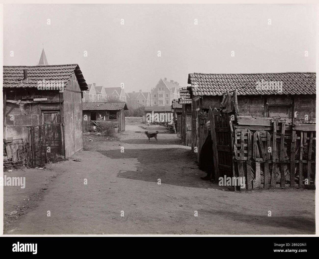 10 / 2. Viertel der Fahrspur vor Garibaldi. / unten und rechts (versteckt) von der Hausäge / M. Coulet. Eine Gruppe von identischen kleinen Häusern, die auf beiden Seiten einer Gasse angeordnet sind, befindet sich in der Nähe der Fondation Deutsch de la Meurthe, der heutigen Cité Internationale Universitaire, Rue Jourdan, ehemalige Stadtbefestigungen, 14. Pariser Stadtviertel. Groupe de petites maisons identiques disposées de part et d'autre d'une ruelle, situées à proximité de la Fondation Deutsch de la Meurthe, actuelle Cité internationale universitaire, rue Jourdan, ancienne Zone des Befestigungsanlagen. Paris (XIVème arr.). Phot Stockfoto