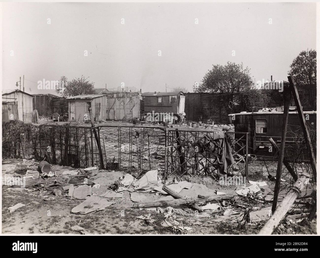 14 / für die Hälfte von Paris, halb Gentilly, ein / Rand der Avenue de la Porte d'Arcueil. Blick auf die ehemalige Befestigungszone bei Paris und Gentilly. Vue de l'ancienne Zone de Formiteries à proximité de Paris et de Gentilly (Val-de-Marne). Richtung Générale des Travaux de Paris et du département de la seine. 1925-1933. Paris, musée Carnavalet. Stockfoto