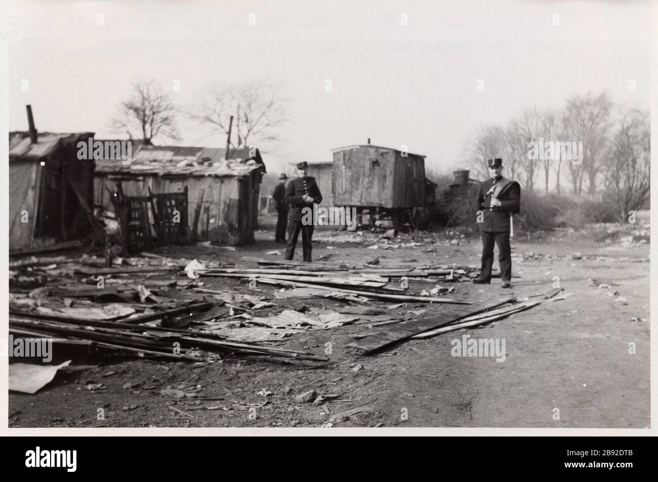 Die Shacks richten sich nach dem Fon [Dation] E. Deutsch/Meurthe gegenüber dem Ehrensaal. Hütten vor dem Ehrensaal der Stiftung Deutsch de la Meurthe aktuelle Cité Internationale Universitaire, rue Jourdan, ehemalige Stadtbefestigungen, 14. Pariser Stadtviertel. Baraques situées en face de la salle d'honnur de la Fondation Deutsch de la Meurthe, actuelle Cité internationale universitaire, rue Jourdan, ancienne Zone des Befestigungsanlagen. Paris (XIVème arr.). Richtung Générale des Travaux de Paris et du département de la seine. 1925-1933. Paris, musée Carnavalet. Stockfoto