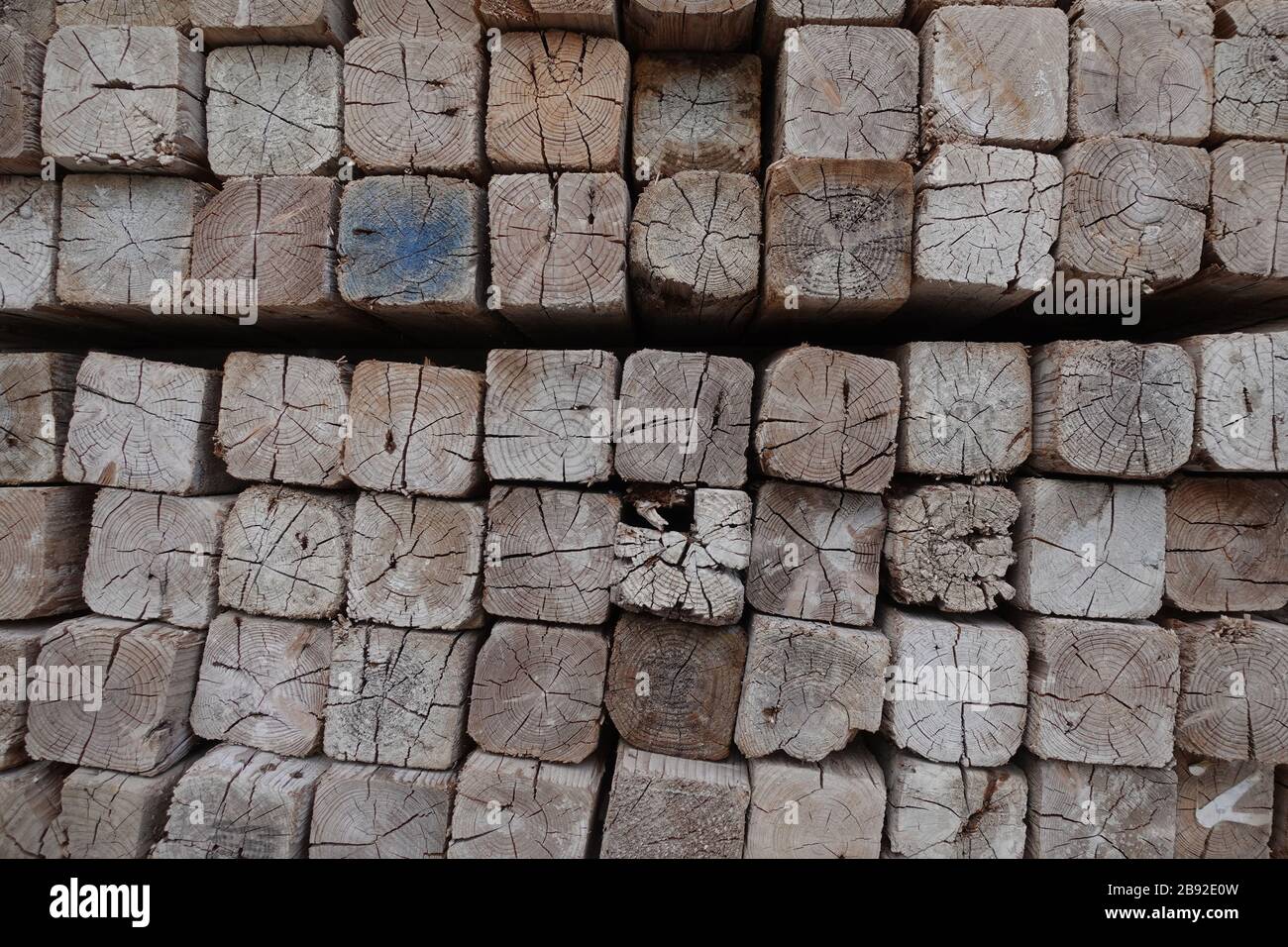 Gestapelte Kanthölzer auf der Baustelle abstrakter Hintergrund. Texturierte Holzstücke. Stockfoto