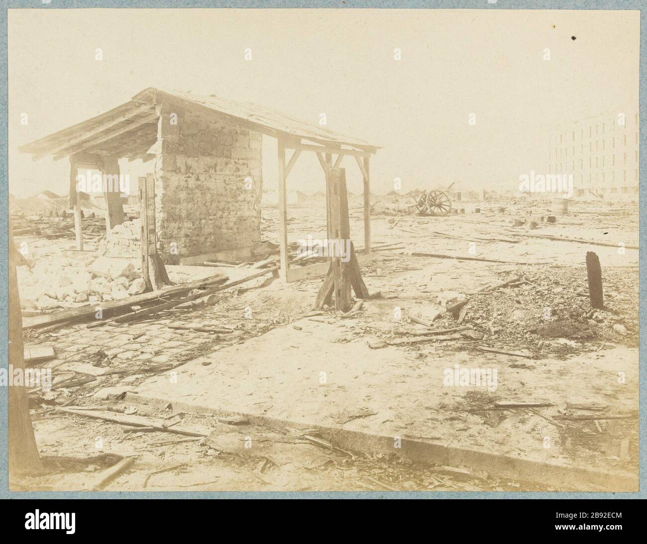 Die Kommune. Die Cartoucherie Avenue Rapp, nach der Explosion vom 17. Mai [1871]. Die Kommune. Die Cartoucherie Avenue Rapp, nach der Explosion vom 17. Mai 1871. 7. Bezirk, Paris. La Commune de Paris. "La Cartoucherie de l'Avenue Rapp, après l'Explosion du 17 Mai 1871". Photographie anonyme. Tirage sur Papier Albuminé. 1871. Paris, musée Carnavalet. Stockfoto