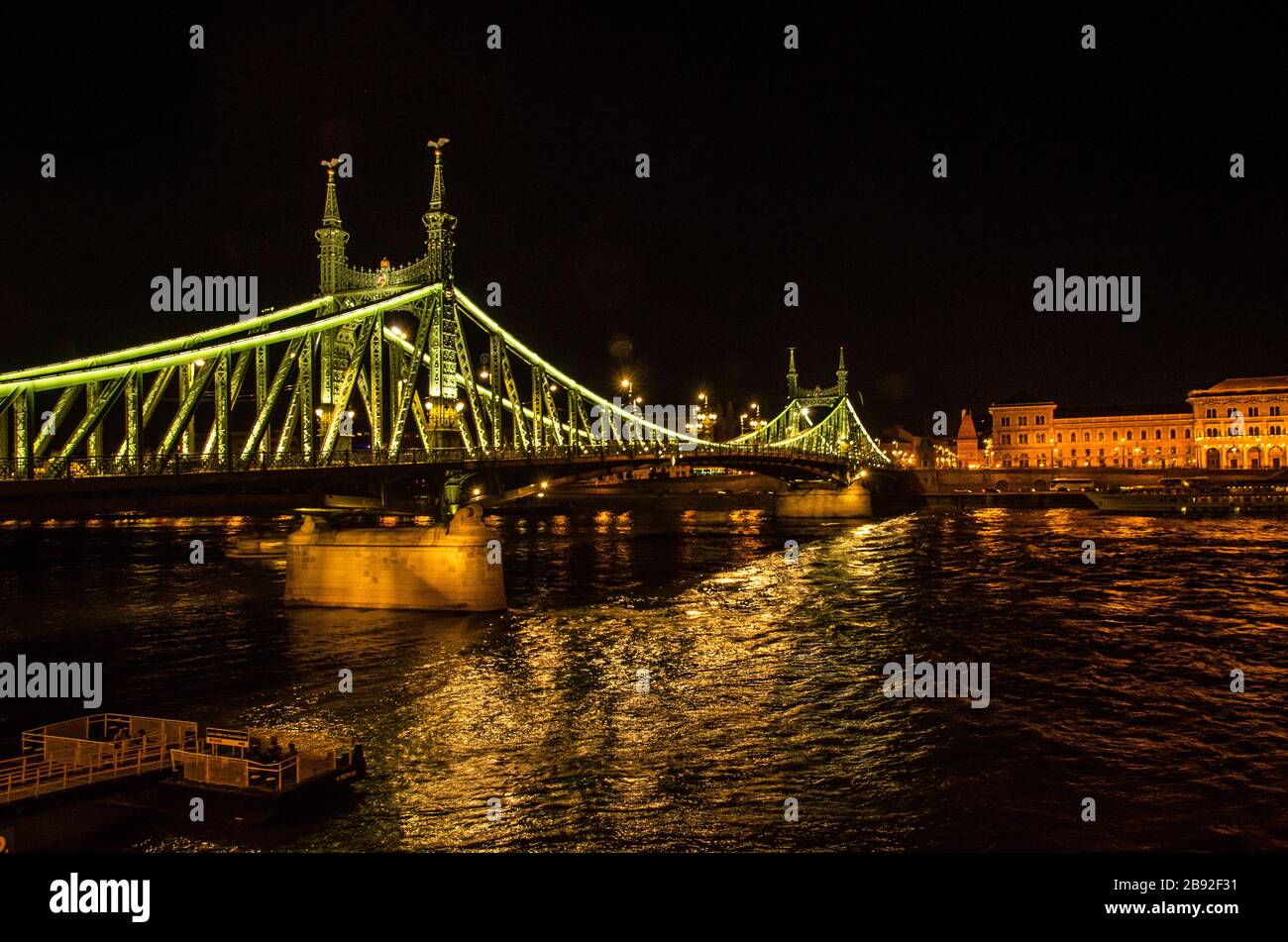 Liberty Bidge in Budapest bei Nacht beleuchtet Stockfoto